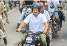 कार छोड़ी और बाइक पर हो गए सवार, वोटर अधिकार यात्रा में दिखा राहुल का अलग अंदाज
