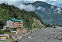 हिमाचल के 4 जिलों में बड़ी तबाही, दो नेशनल हाईवे सहित 583 रोड बंद, सीएम सुक्खू गए बिहार