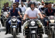 ‘वोट चोर गद्दी छोड़’ के नारे लगते रहे और राहुल गांधी के सुरक्षाकर्मियों ने बाइक चुरा ली!