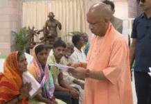 जनता दरबार में बैठे थे सीएम योगी, तभी आई गरीब बूढ़ी मां, दर्द सुन भावुक हो गए राज्य के मुखिया