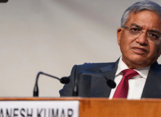 ‘दबाव के आगे मत झुकिए’, चुनाव आयोग विवाद पर महुआ मोइत्रा की अपील, शशि थरूर ने भी उठाए सवाल